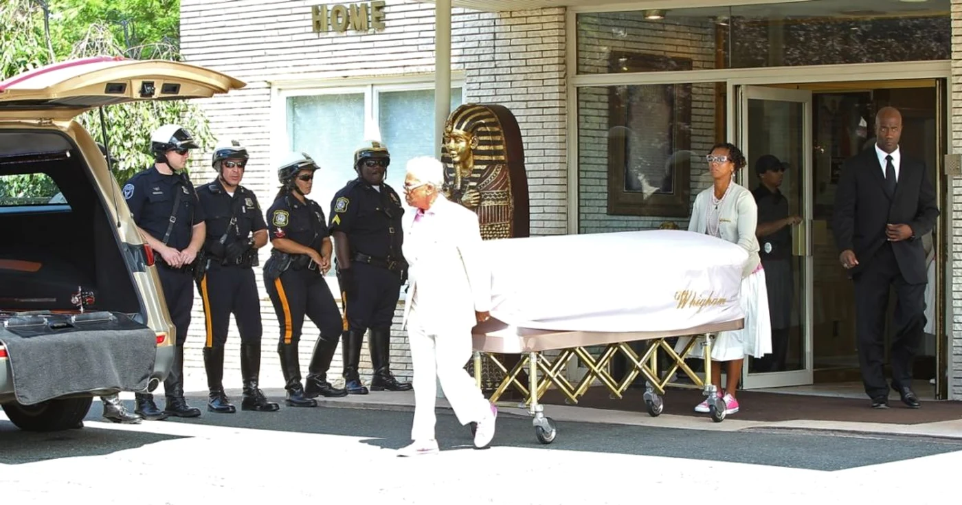 Trupul neînsufleţit al fiicei lui Whitney Houston a fost transportat de la o biserică din oraşul Alpharetta (statul Georgia) la cimitirul Fairview din New Jersey FOTO Getty Images