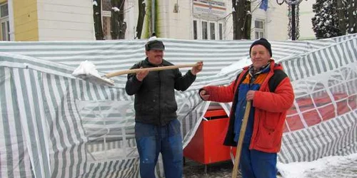 Botoşani: Muncitorii se chinuie să dea zăpada de pe corturi 