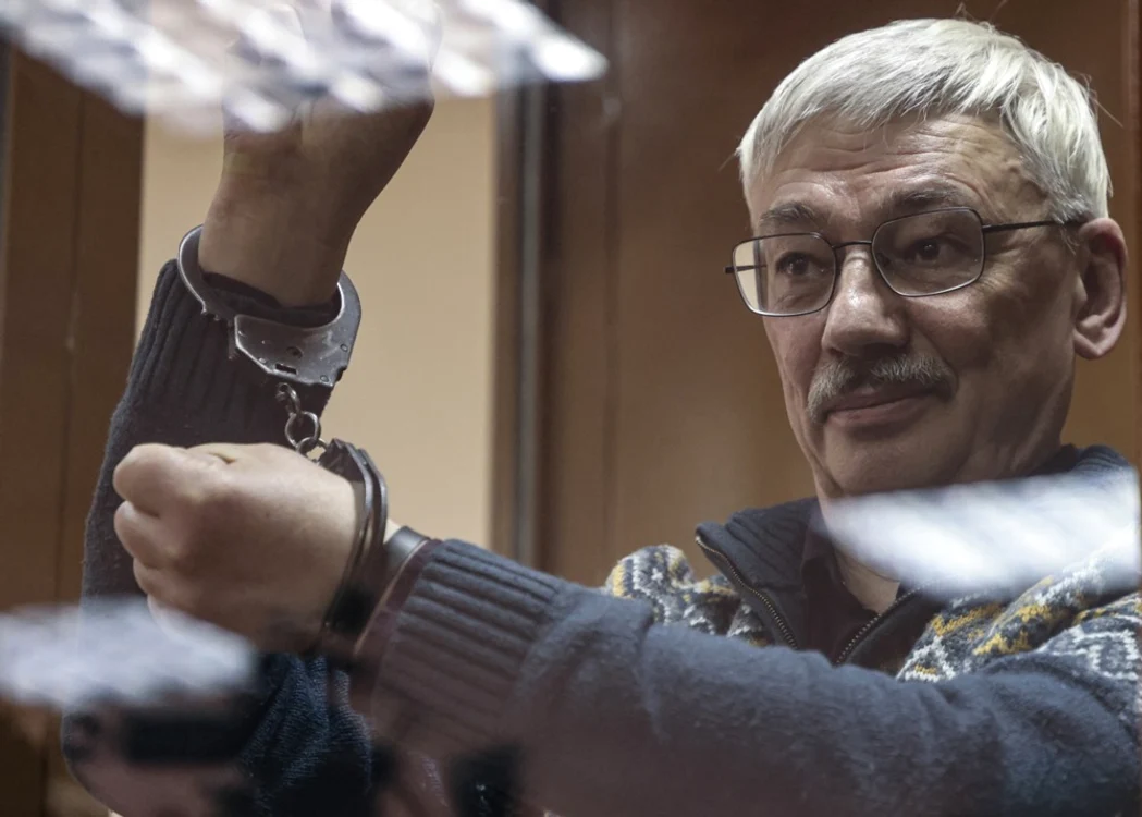 Oleg Orlov, încătușat în sala de judecată FOTO EPA-EFE