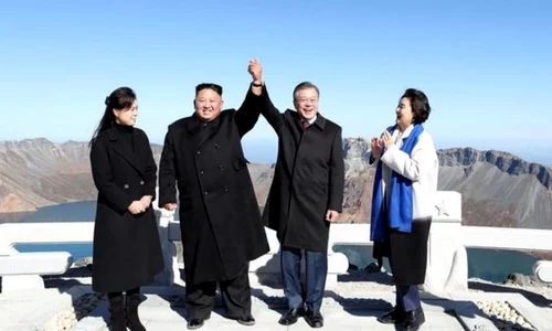 Diplomaţia Piscului  Liderii coreeni, pe Muntele sacru Paektu  jpeg