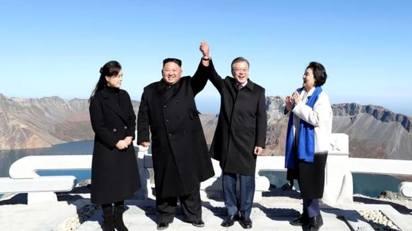 Diplomaţia Piscului Liderii coreeni, pe Muntele sacru Paektu jpeg