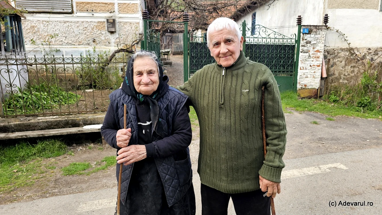 Ioan și Maria, printre puținii localnici din Bulza. Foto: Daniel Guță