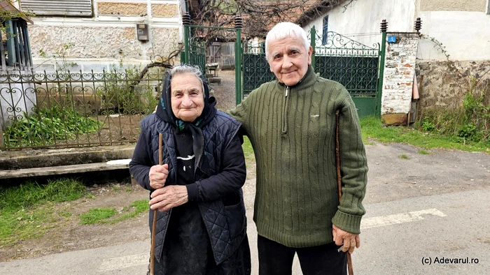 Ioan și Maria, printre puținii localnici din Bulza. Foto: Daniel Guță