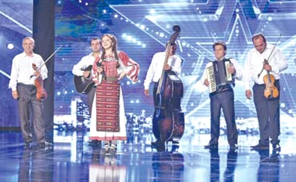
    După căzătură, Larisa a evoluat impecabil alături de Taraful PiţigoiFoto: PRO TV  