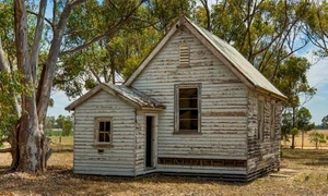 o cladire grav degradata fara apa si curent a fost scoasa la vanzare cu 145 000 de dolari si oamenii sunt foarte interesati de ea 1043862 jpg