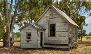 o cladire grav degradata fara apa si curent a fost scoasa la vanzare cu 145 000 de dolari si oamenii sunt foarte interesati de ea 1043862 jpg