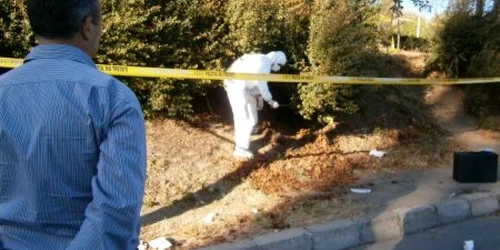  Poliţiştii au cercetat locul faptei pentru a stabili cauza morţii