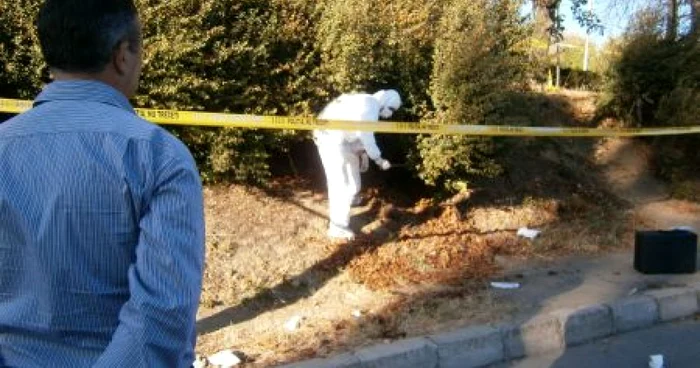 Poliţiştii au cercetat locul faptei pentru a stabili cauza morţii