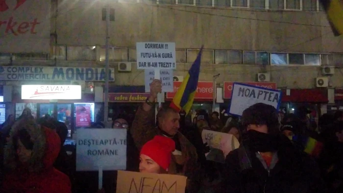 Protest Târgovişte. Oamenii s-au strâns în Piaţa Tricolorului şi de acolo s-au plimbat pe mai multe străzi din oraş, însoţiţi de jandarmi.