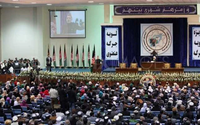 Preşedintele Hamid Karzai la deschiderea dezbaterilor din Loya Jirga. FOTO: rt.com