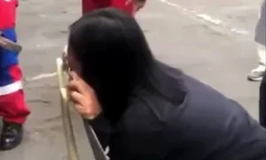 femeie cercel nas scaun birou jpg