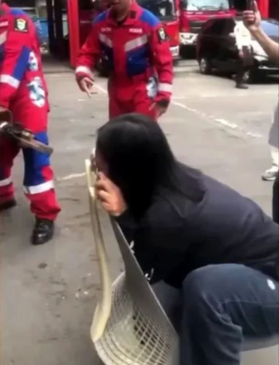 Femeia și-a prins cercelul din nas în spătarul de plasă al unui scaun de birou (Foto: captură video)