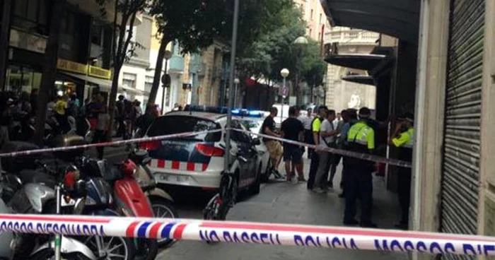 Două persoane au deschis focul în centrul Barcelonei, într-o zonă turistică FOTO Twitter