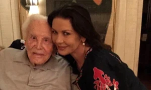 Catherine Zeta Jones și a serbat împlinirea vârstei de 50 de ani în compania lui Kirk Douglas, 102 ani jpeg
