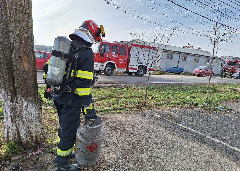 Explozia unei butelii face patru victime, inclusiv doi copii. Mulți oameni s-au autoevacuat. Explozia unei butelii face patru victime, inclusiv doi copii. Mulți oameni s-au autoevacuat.