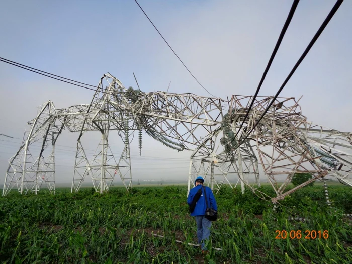 Numeroşi stâlpi de tensiune s-au prăbuşit în urma fenomenelor meteo extreme Foto: arhivă Adevărul