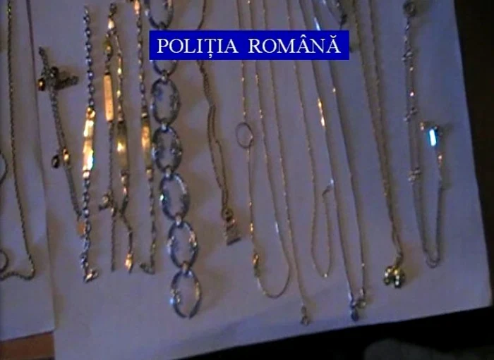Bijuteriile au fost găsite de poliţişti (captură video)