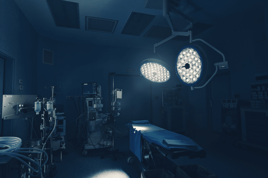 Patru asistenți medicali, acuzați că și-au legat colega de masa de operație și au torturat-o. Motivul halucinant