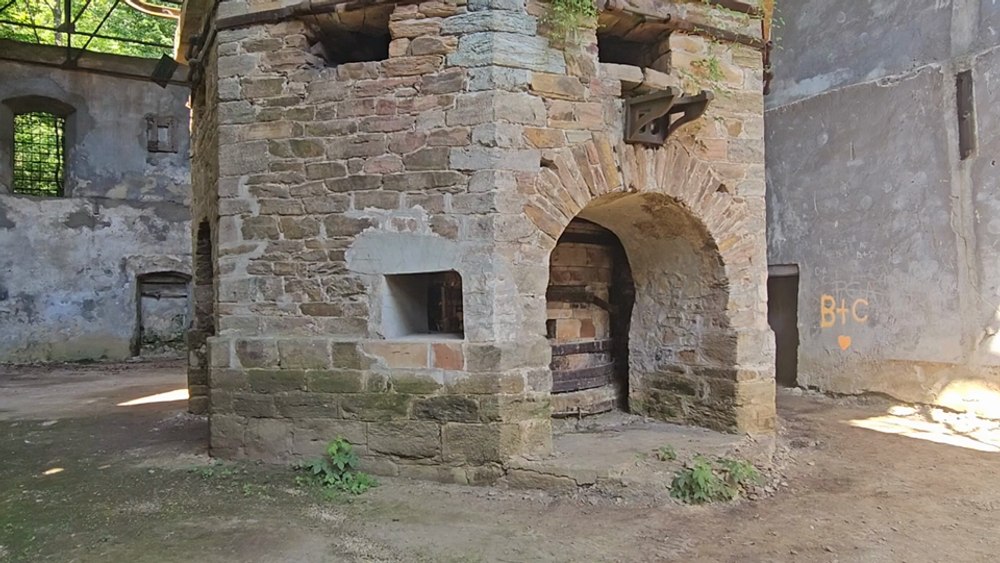 Cel mai vechi furnal din România, în pericol. Construcția veche de 200 de ani este măcinată de umezeală VIDEO