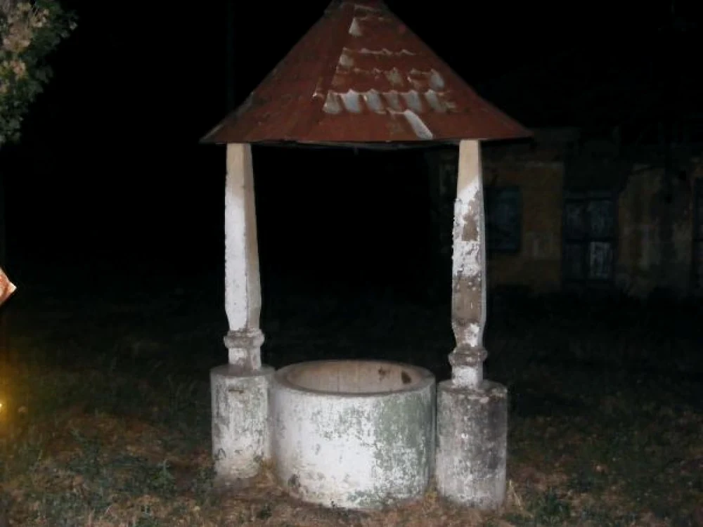 Femeia a alunecat în fântână