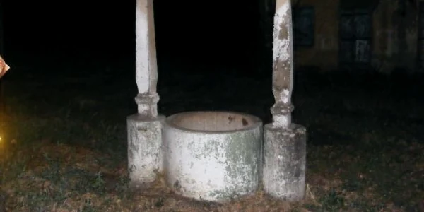 o femeie a căzut in fantana la cerneti FOTO Corina Macavei 