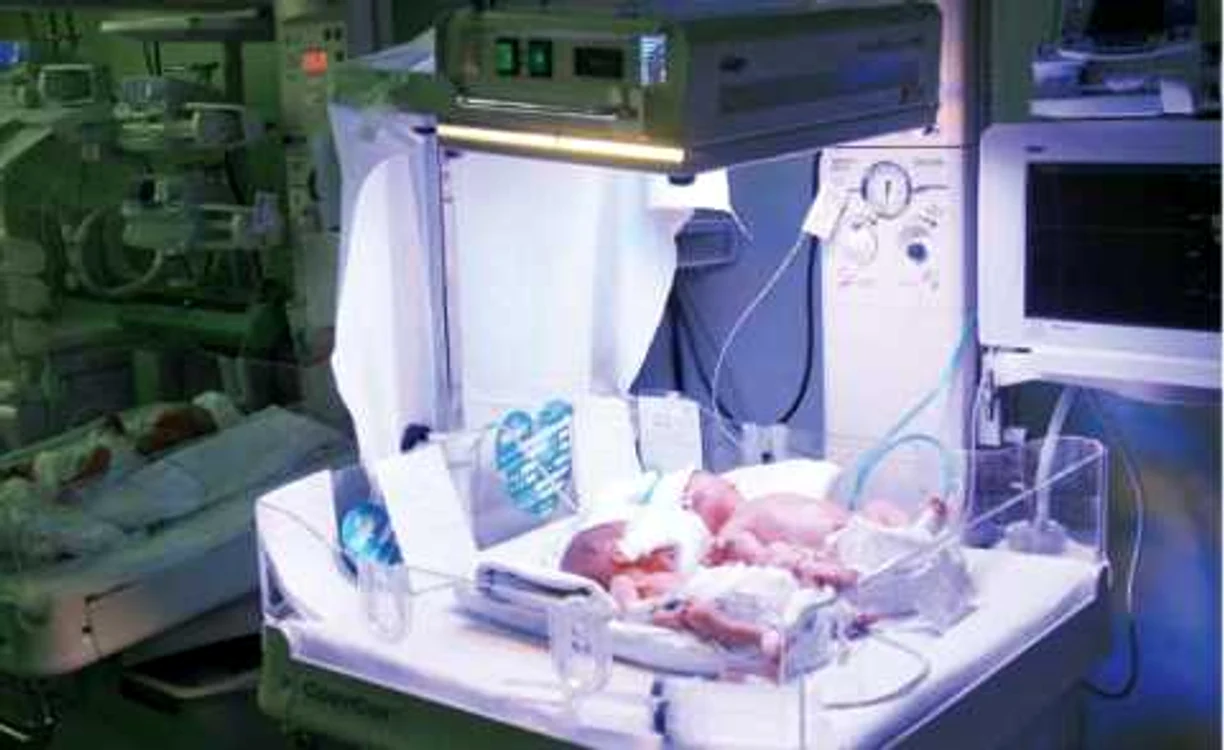 În maternităţile româneşti,  nou-născuţii cu icter sunt trataţi prin expunerea  la lămpi cu ultraviolete    