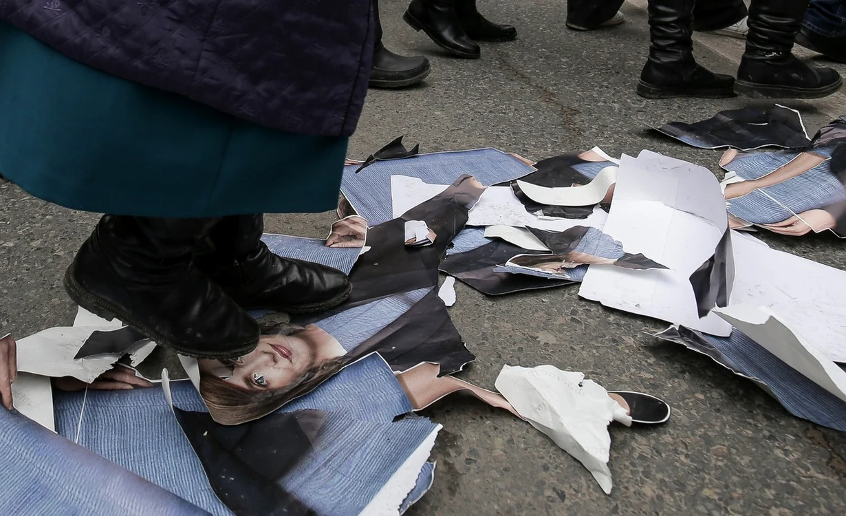 Fotografii cu Maia Sandu, rupte și călcate în picioare la protestele din Chișinău FOTO Profimedia 