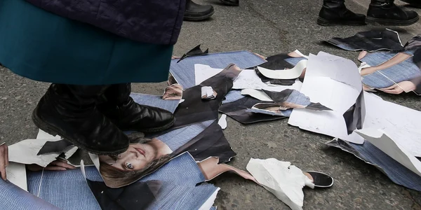 Fotografii cu Maia Sandu, rupte și călcate în picioare la protestele din Chișinău FOTO Profimedia 