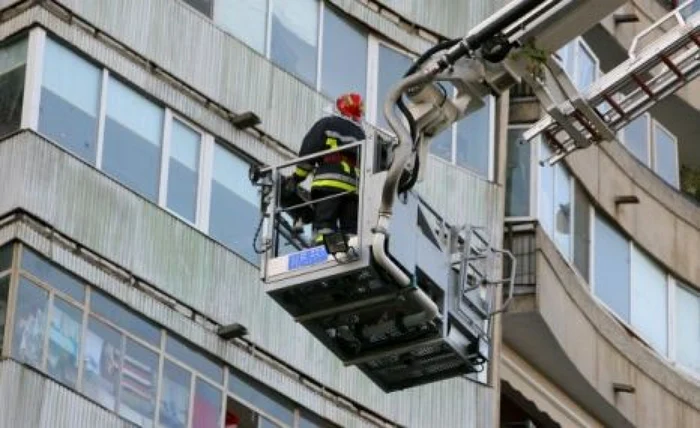 Pompierii au intrat în apartament pe geamul balconului FOTO Arhivă