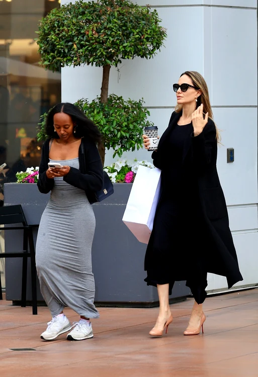 Angelina Jolie, la cumpărături cu fiica Zahara 