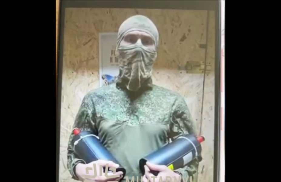 Rușii au căzut în capcana ucrainenilor și au primit „cadouri” explozive. Soldații lui Putin s-au filmat cu bombele în brațe