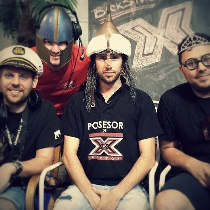 Echipa se distrează postând fotografii cu ei, aflaţi în ipostazze diferite