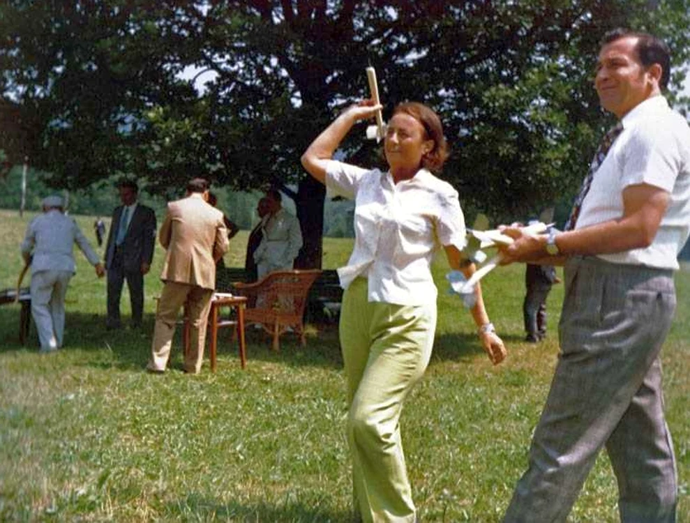 Ion Iliescu s-a aflat în anturajul cuplului Ceauşescu, până a fost îndepărtat în anii 1970 