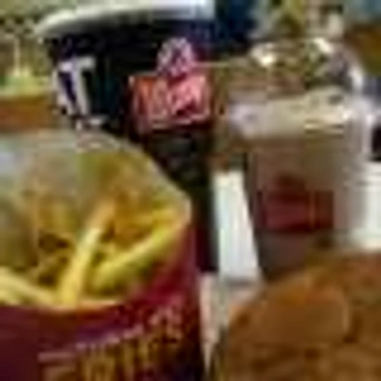 Persoanele care mănâncă frecvent produse fast-food riscă să ajungă la depresie