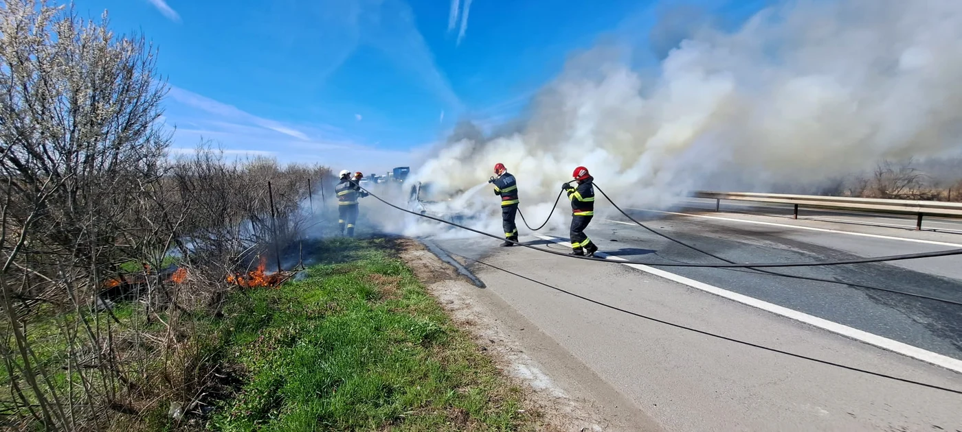 Incendiul auto a avut loc pe A1. FOTO  ISU Argeș