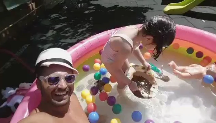 
    Pepe şi Maria s-au jucat la piscină, iar imaginile au strâns mii de zâmbetefoto: captură video  