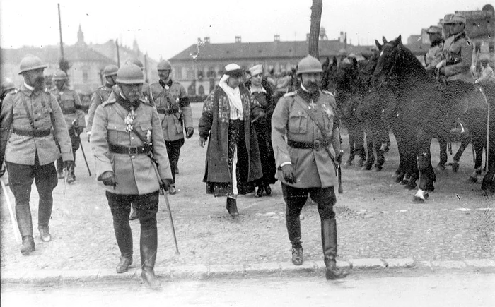 2424 GENERALUL GHEORGHE MĂRDĂRESCU ŞI REGELE FERDINAND I TREC ÎN REVISTĂ TRUPELE DIN PIAŢA CENTRALĂ A ORAŞULUI ORADEA jpg jpeg