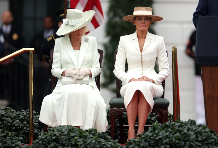 Luni, Regin Camilla și Melania Trump s-au îmbrăcat în alb (Foto: GettyImages)
