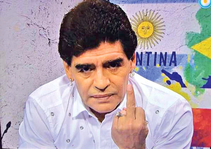 Fostul mare fotbalist argentinian e acuzat că aduce ghinion naţionalei lui Messi, care a bătut Iranul (1-0) doar după ce «El Pibe D'Oro» părăsise stadionulFoto Captură