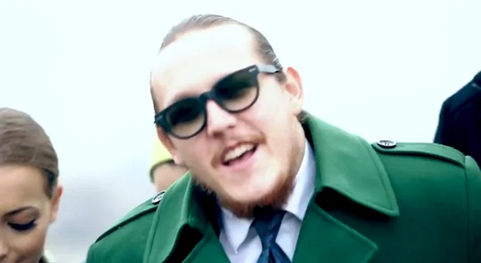 What's Up, în clipul piesei "Eroi în turul doi"captură video