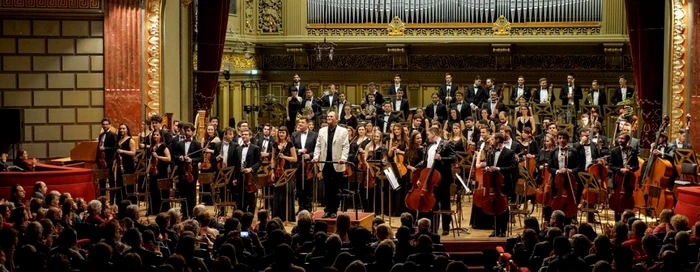 Orchestra Română de Tineret, condusă de dirijorul Cristian Mandeal FOTO: Virgil Oprina