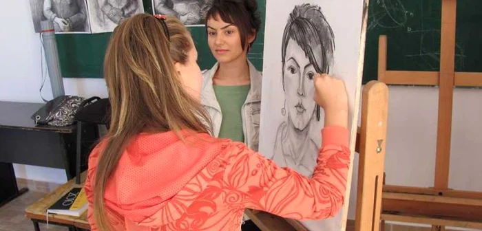 Micii artişti petrec zeci de ore pe săptămână în faţa şevaletului foto: M. Iosif