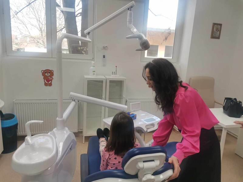 Primul cabinet stomatologic școlar deschis după 30 de ani, în Timiș. Medic: „Copiii români stau rău cu igiena orală”