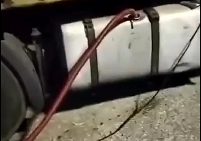 Carburantu a fost furat cu un furtun imporovizat FOTO Captură video sursa vasiledale.ro