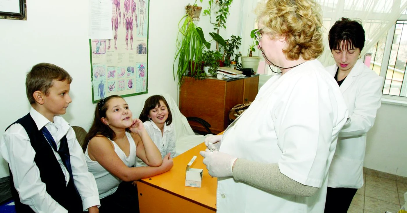 192 de medici şcolari asigură asistenţa medicală pentru 240.000 de copii înscrişi în şcolile bucureştene FOTO Adevărul