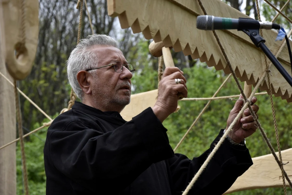 Ovidiu Lipan Ţăndărică bătând toaca. FOTO: svnews.ro
