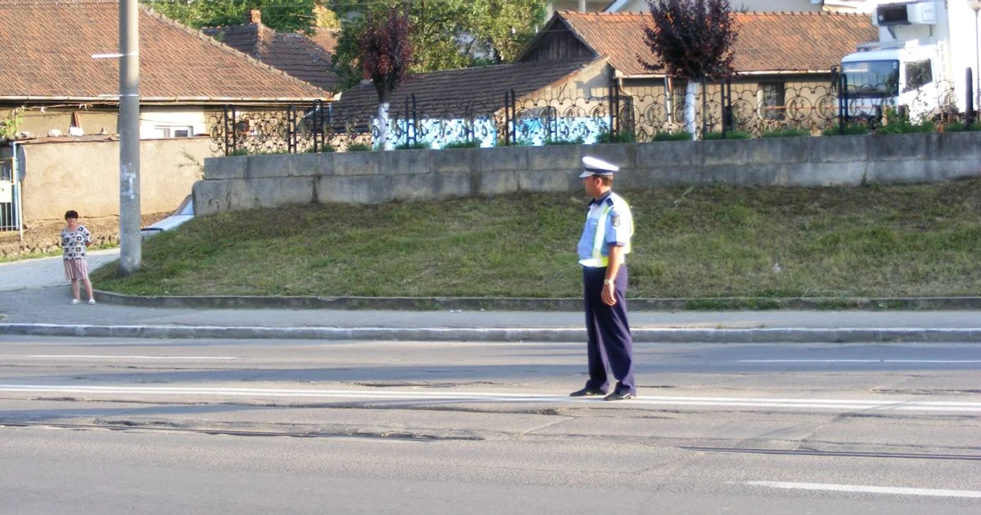 Reşiţa: S-a răsturnat cu TIR-ul pe marginea drumului