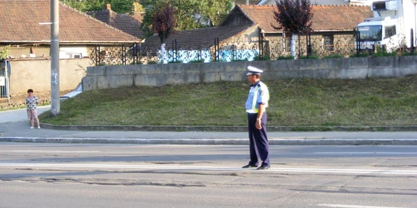 Reşiţa: S-a răsturnat cu TIR-ul pe marginea drumului