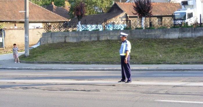 Reşiţa: S-a răsturnat cu TIR-ul pe marginea drumului