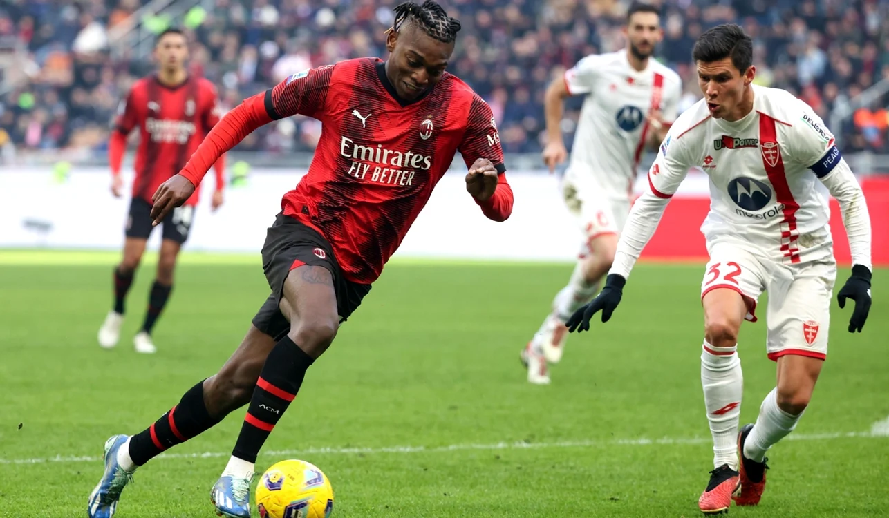 Rafael Leão (stânga), cel mai bine cotat din punct de vedere valoric, de la AC Milan (FOTO: EPA)
